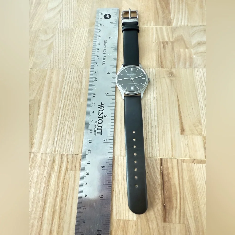 Kenneth Cole New York men’s gray dial black leather dress watch NEW BATTERY